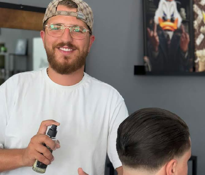 Omar beim Styling im Barbershop Systemcut Koblenz-Metternich
